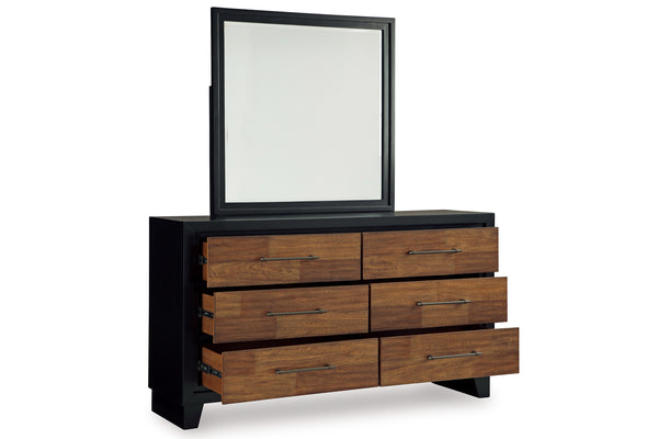 Gavetero con espejo hecho de madera de color marrón y negro con seis gavetas abiertas sobre un fondo blanco. 