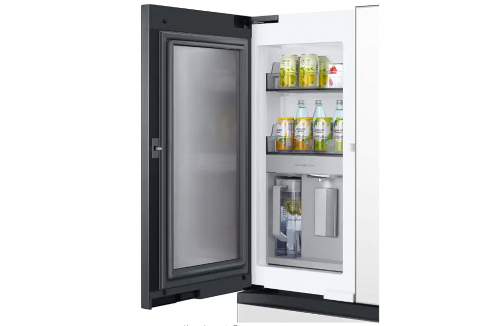 Nevera blanca con puertas de cristal sobre fondo blanco.