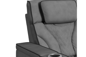 Detalle de asiento reclinable gris oscuro con cabecera acolchada, respaldo ergonómico con costuras decorativas en patrón de rombos, apoyabrazos amplio y portavasos integrado. Diseño moderno orientado al confort y soporte.