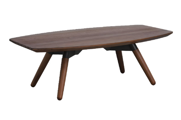 Mesa de centro de forma ovalada hecha de madera oscura sobre un fondo blanco. 
