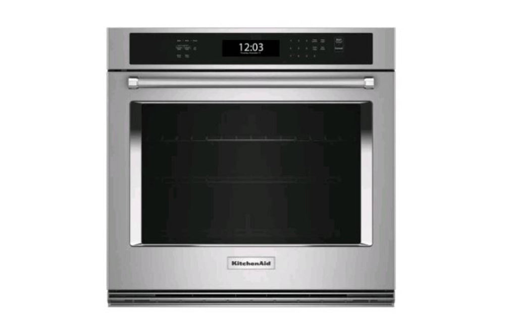 Un horno de pared empotrable KitchenAid con exterior de acero inoxidable, puerta de cristal negro y panel de control digital negro en la parte superior.