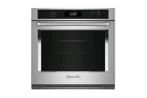 Un horno de pared empotrable KitchenAid con exterior de acero inoxidable, puerta de cristal negro y panel de control digital negro en la parte superior.