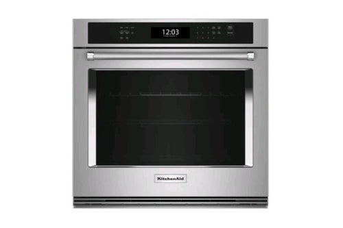 Un horno de pared empotrable KitchenAid con exterior de acero inoxidable, puerta de cristal negro y panel de control digital negro en la parte superior.