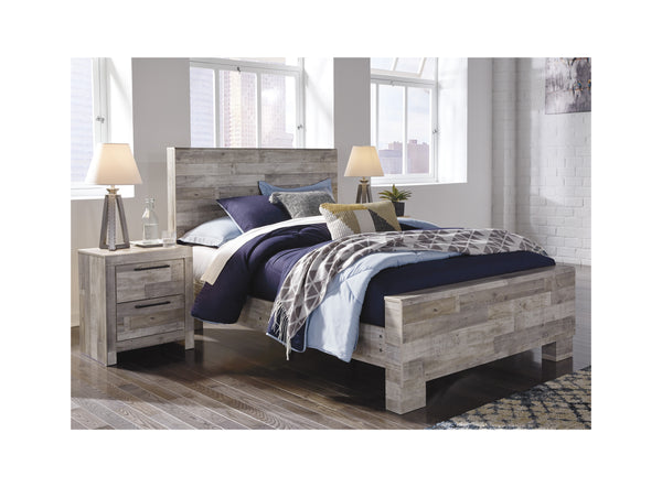 Cama de madera rústica con acolchado azul y con una mesa de noche en una habitación moderna con elementos decorativos. 