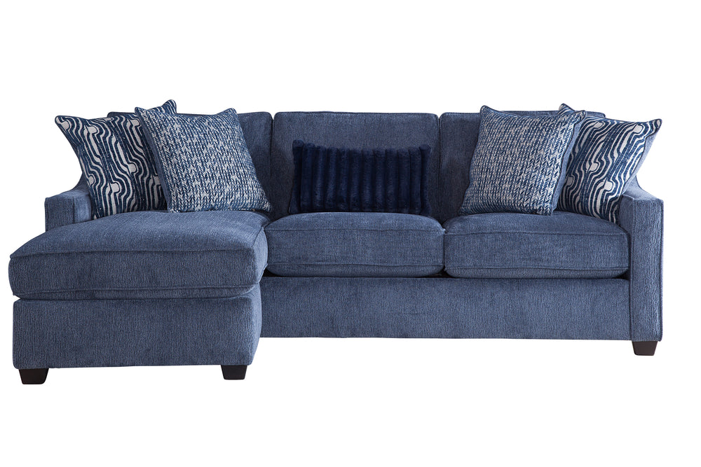 Sofá chaise de color azul oscuro con cinco cojines decorativos sobre un fondo blanco. 