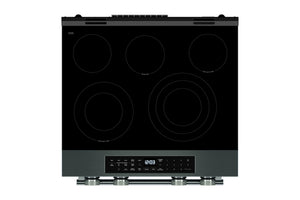 Una placa de inducción negra con cinco zonas de quemadores circulares y un panel de control digital en la parte inferior, mostrada sobre un fondo blanco liso.