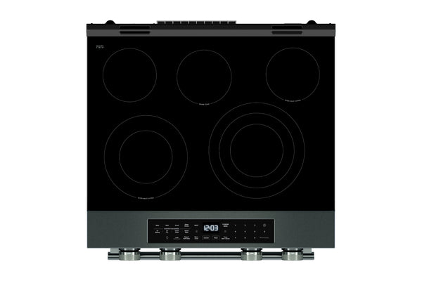 Una placa de inducción negra con cinco zonas de quemadores circulares y un panel de control digital en la parte inferior, mostrada sobre un fondo blanco liso.