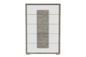 Chest de madera con colores gris claro y blanco y con cinco gavetas sobre un fondo blanco. 
