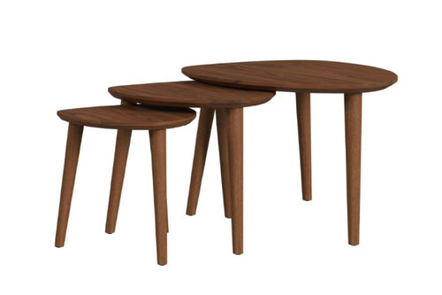 Mesas ocasionales hechas de madera de color marrón sobre fondo blanco. 