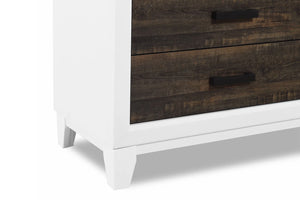 Vista cercana de gavetas y de patas de chest sobre un fondo blanco. 