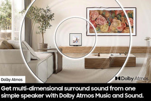 Moderna sala de estar con TV y elementos decorativos, con la marca Dolby Atmos.