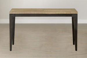 Vista frontal de mesa rectangular de consola con tope de madera marrón con base negra en un ambiente de sala neutral. 