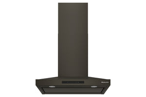 Campana extractora de pared KitchenAid en acabado negro con chimenea vertical, panel de control táctil frontal, dos luces LED integradas y filtro inferior oculto, presentada sobre fondo blanco.