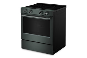 Una estufa eléctrica verde con placa de vitrocerámica, tres mandos de control y puerta de horno con tirador, mostrada sobre un fondo blanco.