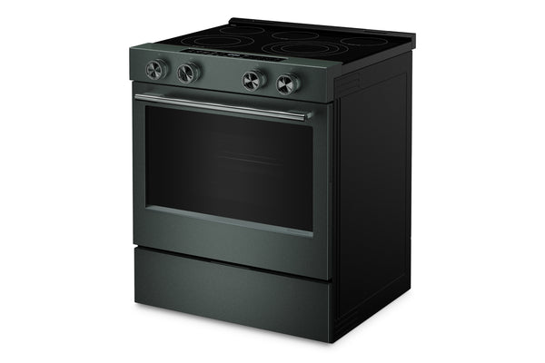 Una estufa eléctrica verde con placa de vitrocerámica, tres mandos de control y puerta de horno con tirador, mostrada sobre un fondo blanco.
