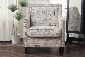 Silla de acento con brazos de color beige estampado con palabras en una sala neutral con objetos decorativos. 