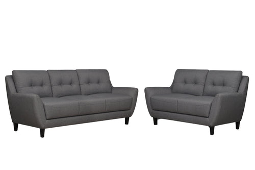 Sofá y loveseat de color gris sobre un fondo blanco. 