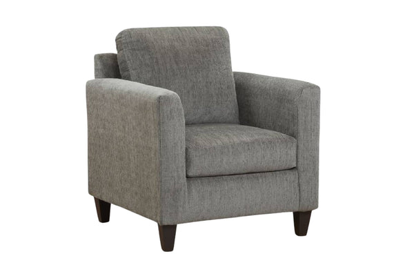Sillón individual tapizado en tela gris con diseño moderno, respaldo recto, apoyabrazos amplios y patas de madera oscura, presentado sobre fondo blanco.