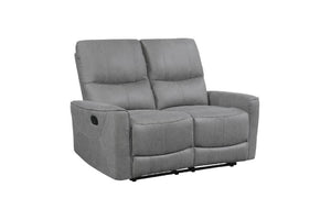 Loveseat reclinable de color gris sobre un fondo blanco. 