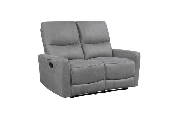 Loveseat reclinable de color gris sobre un fondo blanco. 