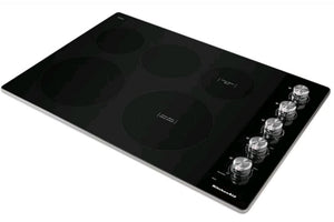Tope KitchenAid con superficie vitrocerámica negra, cinco zonas de cocción eléctricas y controles giratorios metálicos laterales. Diseño elegante y moderno para cocinas contemporáneas con instalación integrada.