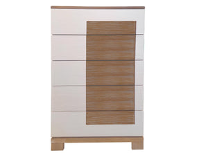 Chest de cinco gavetas en acabado bicolor blanco y madera natural. Presenta diseño contemporáneo con líneas limpias, paneles texturizados y base elevada, ideal para almacenamiento en una habitación modernas. En un fondo blanco.