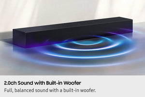 Barra de sonido negra con woofer incorporado sobre fondo blanco. 