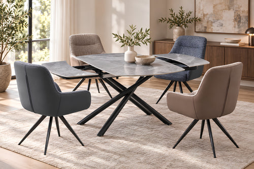 Juego de comedor moderno con mesa extensible de cubierta gris efecto mármol y base negra cruzada, acompañado por cuatro sillas tapizadas en tonos azul y beige con patas negras.
