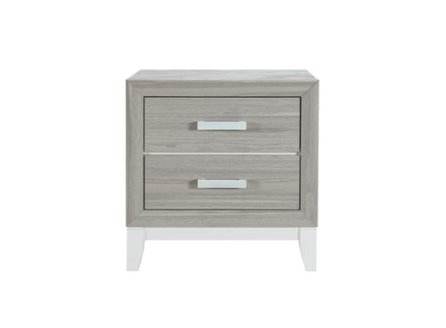 Mesa de noche de color gris con dos gavetas sobre un fondo blanco. 