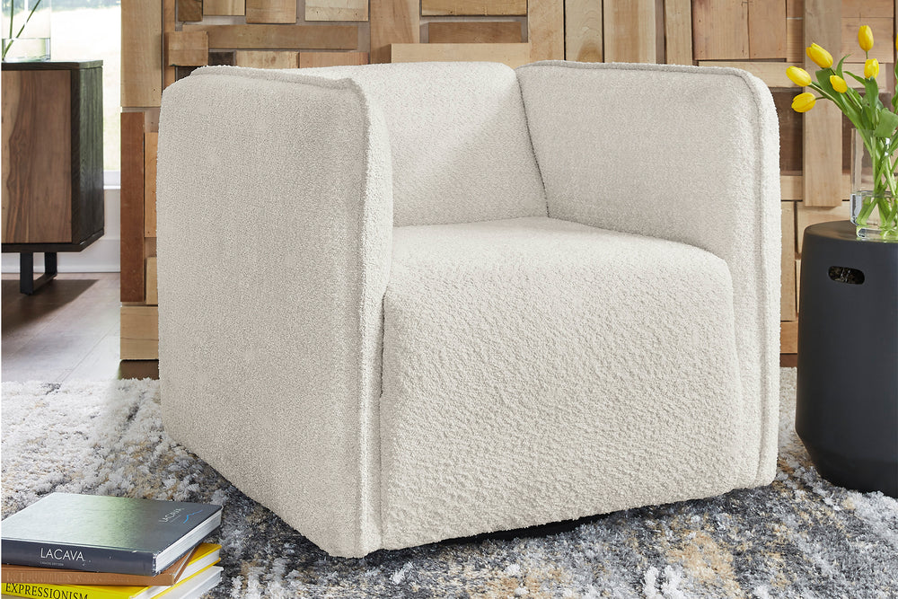 Silla de acento giratoria de color blanco con brazos sobre un fondo blanco. 