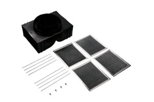 Kit de montaje de conducto de ventilación de plástico negro con caja rectangular para montaje en pared, cuatro filtros de malla cuadrados y accesorios de montaje sobre fondo blanco.