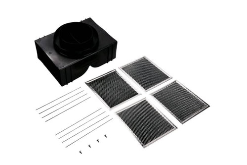 Kit de montaje de conducto de ventilación de plástico negro con caja rectangular para montaje en pared, cuatro filtros de malla cuadrados y accesorios de montaje sobre fondo blanco.