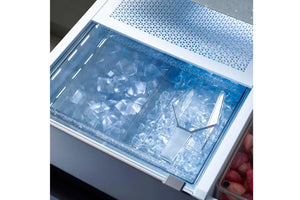 Bandeja de cubitos de hielo con cubitos de hielo dentro de un compartimento congelador