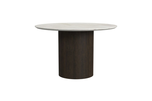 Mesa de comedor redonda con tablero blanco y base cilíndrica marrón oscuro sobre fondo blanco.