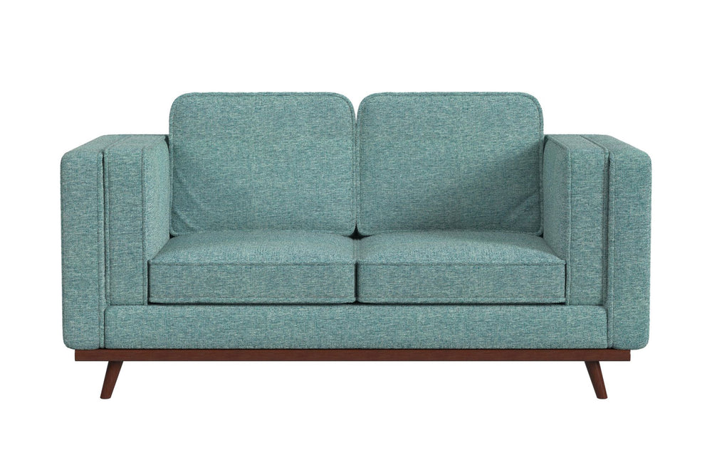 Loveseat de color verde azulado sobre un fondo blanco. 