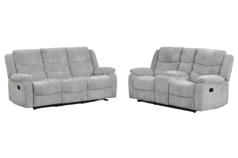 Conjunto de sofás y loveseat con consola reclinables grises sobre fondo blanco.