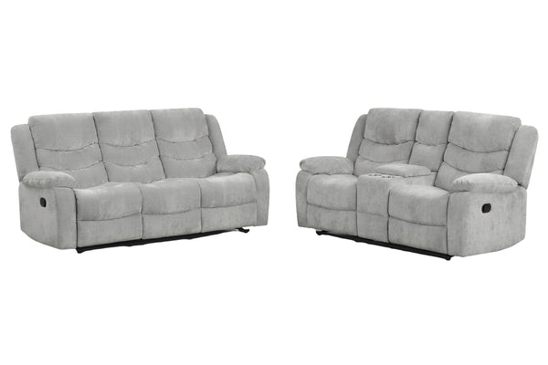 Conjunto de sofás y loveseat con consola reclinables grises sobre fondo blanco.