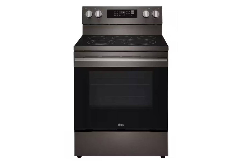 Una estufa eléctricas LG con acabado en gris metalizado oscuro, que incluye una placa de cocción de cristal negro y una puerta de horno con panel de control digital en la parte posterior.