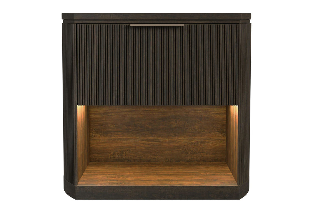 Mesa de noche con una gaveta y un estante por debajo de color marrón oscuro sobre un fondo blanco. 