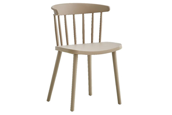 Silla beige con respaldo de barrotes sobre fondo blanco.