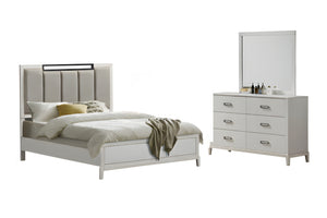 Conjunto de habitación blanca hecha de madera que incluye una cama y un gavetero con espejo sobre un fondo blanco. 