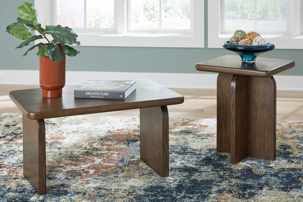 Dos mesas ocasionales hecho de madera marrón sobre un fondo blanco. 