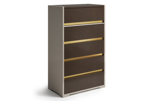 Chest alta de color marrón oscuro con detalles dorados, de cinco gavetas sobre fondo blanco.