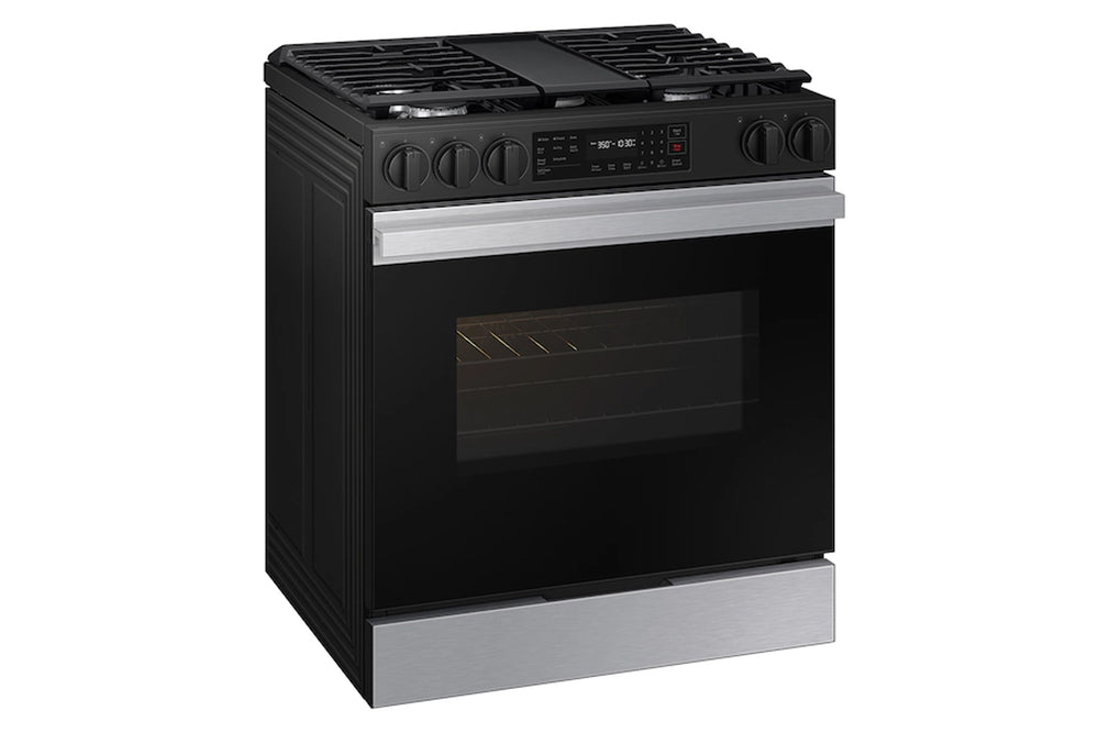 Estufa de gas de color negro y plata sobre fondo blanco.