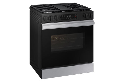 Estufa de gas de color negro y plata sobre fondo blanco.