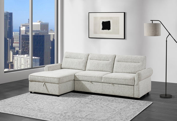 Sofá chaise blanco sobre un un entorno de sala moderna con ventanas con fondo de ciudad. 