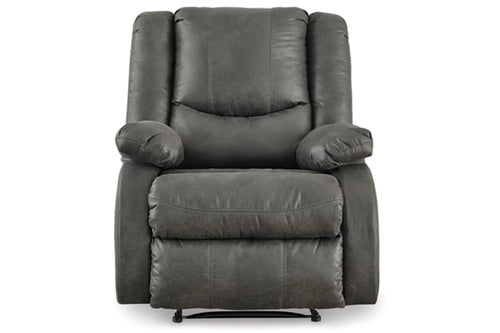 Butaca reclinable de gris sobre un fondo blanco. 