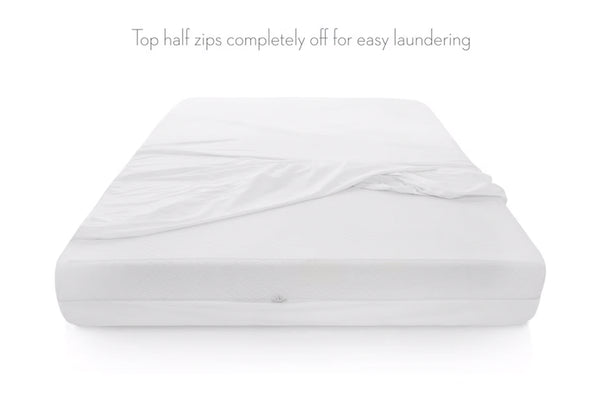 Sábana ajustable blanca con la mitad superior desmontable con cremallera sobre un fondo blanco