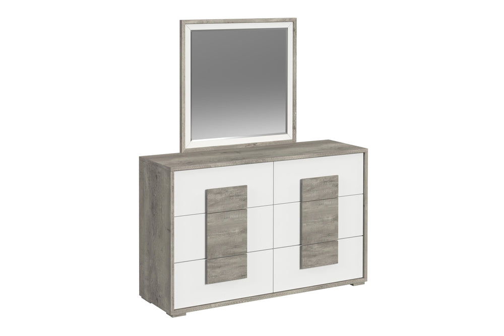 Gavetero con espejo blanco y gris claro con seis gavetas sobre un fondo blanco. 