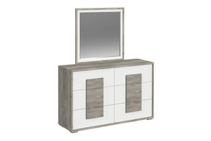 Gavetero con espejo blanco y gris claro con seis gavetas sobre un fondo blanco. 